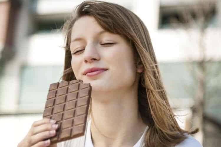 cách kích thích tình dục nữ: dùng chocolate