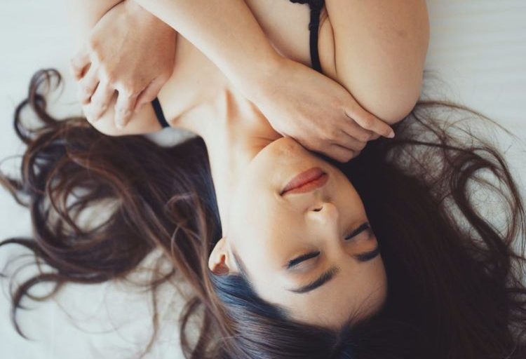 10 vùng nhạy cảm của phụ nữ bạn nên chạm vào khi làm tình
